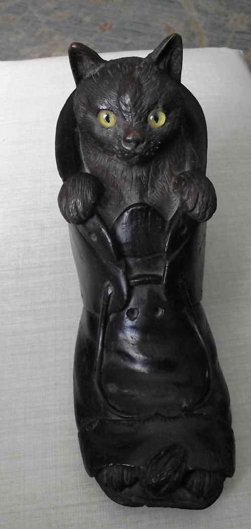 fine antique black forest carved cat box